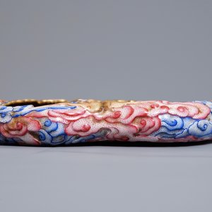 A Chinese famille rose brush washer with moulded design of bats, Qianlong mark, 20th C. — 照片 3