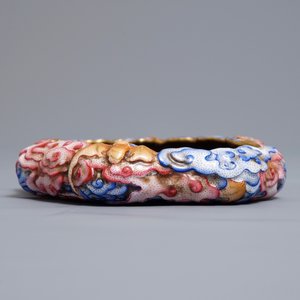 A Chinese famille rose brush washer with moulded design of bats, Qianlong mark, 20th C. — 照片 4