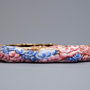 A Chinese famille rose brush washer with moulded design of bats, Qianlong mark, 20th C. — 照片 5