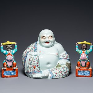 A Chinese famille rose Buddha and a pair of candlesticks, 19/20th C. — photo 1