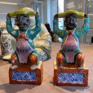 A Chinese famille rose Buddha and a pair of candlesticks, 19/20th C. — photo 13