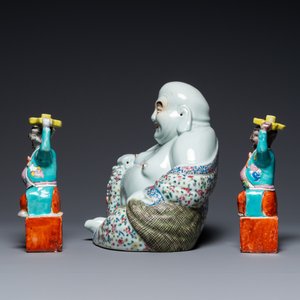 A Chinese famille rose Buddha and a pair of candlesticks, 19/20th C. — photo 5