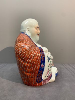 A Chinese famille rose Buddha and two figures, Zhi Yitai 朱義泰 mark, 19/20th C. — 照片 4