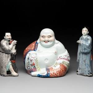 A Chinese famille rose Buddha and two figures, Zhi Yitai 朱義泰 mark, 19/20th C. — 照片 1