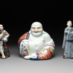 A Chinese famille rose Buddha and two figures, Zhi Yitai 朱義泰 mark, 19/20th C. — 照片 2