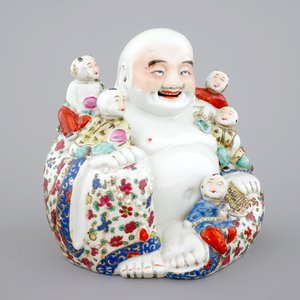 A Chinese famille rose Buddha Hotei with children, 19/20th C. — photo 1