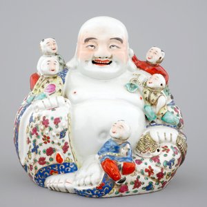 A Chinese famille rose Buddha Hotei with children, 19/20th C. — photo 2