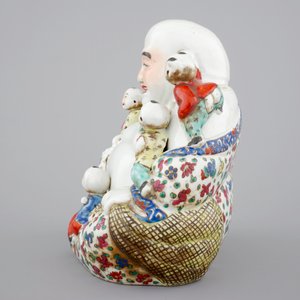 A Chinese famille rose Buddha Hotei with children, 19/20th C. — photo 3