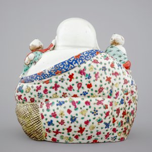 A Chinese famille rose Buddha Hotei with children, 19/20th C. — photo 4
