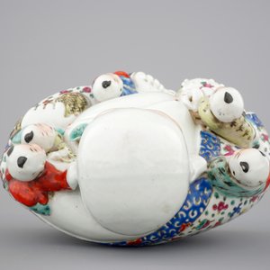 A Chinese famille rose Buddha Hotei with children, 19/20th C. — photo 6