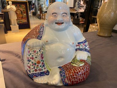 A Chinese famille rose Buddha, seal mark, 19/20th C. — photo 1