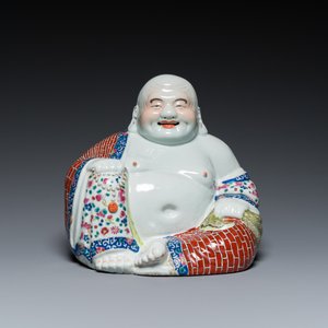 A Chinese famille rose Buddha, seal mark, 19/20th C. — photo 2