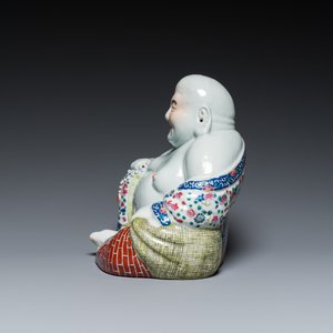 A Chinese famille rose Buddha, seal mark, 19/20th C. — photo 6