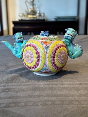 A Chinese famille rose 'Buddhist lion' teapot and cover, Yongzheng — 照片 1