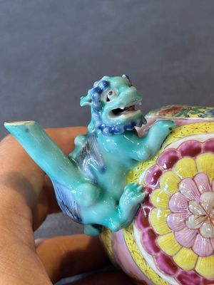 A Chinese famille rose 'Buddhist lion' teapot and cover, Yongzheng — 照片 11