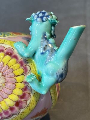 A Chinese famille rose 'Buddhist lion' teapot and cover, Yongzheng — 照片 12
