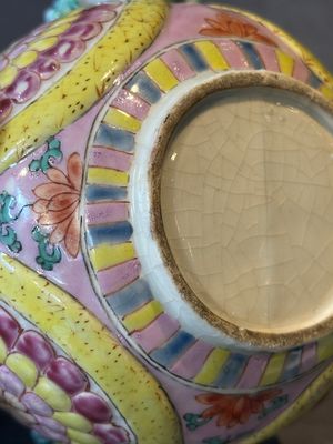 A Chinese famille rose 'Buddhist lion' teapot and cover, Yongzheng — 照片 14