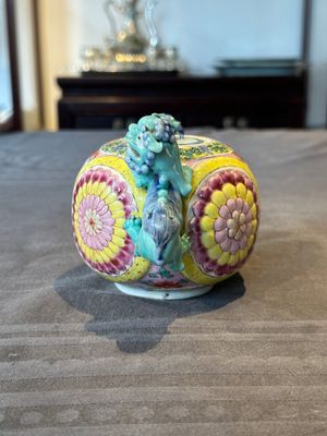 A Chinese famille rose 'Buddhist lion' teapot and cover, Yongzheng — 照片 2