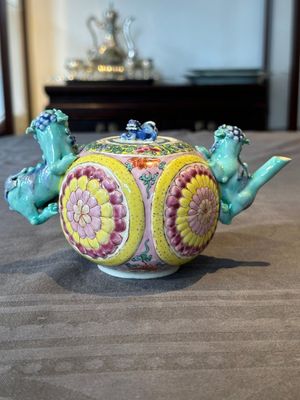 A Chinese famille rose 'Buddhist lion' teapot and cover, Yongzheng — 照片 3