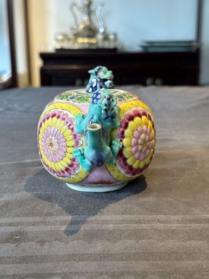 A Chinese famille rose 'Buddhist lion' teapot and cover, Yongzheng — 照片 4