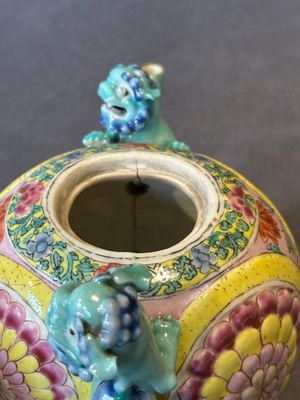 A Chinese famille rose 'Buddhist lion' teapot and cover, Yongzheng — 照片 7