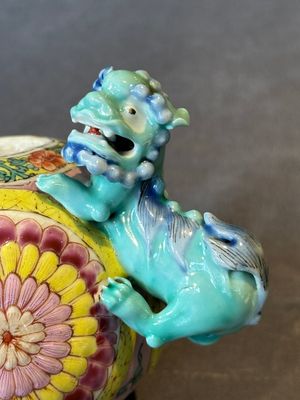 A Chinese famille rose 'Buddhist lion' teapot and cover, Yongzheng — 照片 8