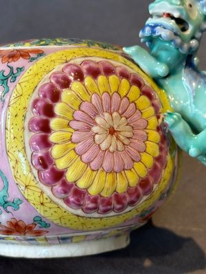 A Chinese famille rose 'Buddhist lion' teapot and cover, Yongzheng — 照片 9