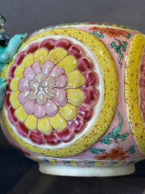 A Chinese famille rose 'Buddhist lion' teapot and cover, Yongzheng — 照片 10