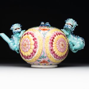 A Chinese famille rose 'Buddhist lion' teapot and cover, Yongzheng — 照片 2