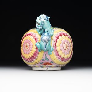 A Chinese famille rose 'Buddhist lion' teapot and cover, Yongzheng — 照片 3