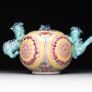 A Chinese famille rose 'Buddhist lion' teapot and cover, Yongzheng — 照片 4
