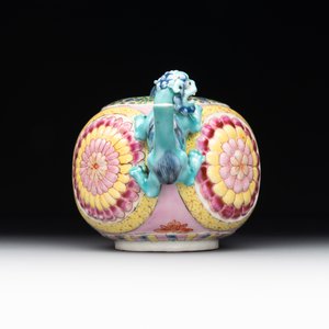 A Chinese famille rose 'Buddhist lion' teapot and cover, Yongzheng — 照片 5