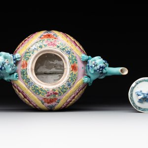 A Chinese famille rose 'Buddhist lion' teapot and cover, Yongzheng — 照片 6