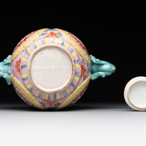 A Chinese famille rose 'Buddhist lion' teapot and cover, Yongzheng — 照片 7