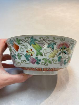 A Chinese famille rose 'Butterflies and Melons' bowl, Chenghua mark, 19th C. — foto 2