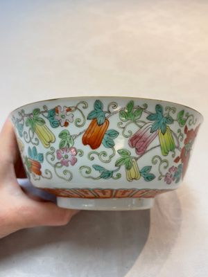 A Chinese famille rose 'Butterflies and Melons' bowl, Chenghua mark, 19th C. — foto 3