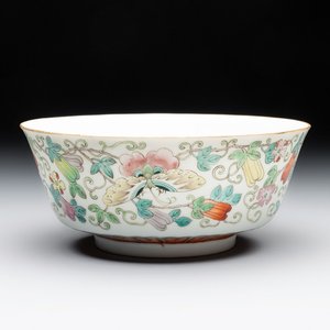 A Chinese famille rose 'Butterflies and Melons' bowl, Chenghua mark, 19th C. — foto 1