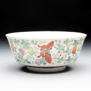 A Chinese famille rose 'Butterflies and Melons' bowl, Chenghua mark, 19th C. — foto 4