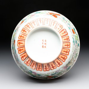 A Chinese famille rose 'Butterflies and Melons' bowl, Chenghua mark, 19th C. — foto 6