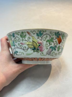 A Chinese famille rose 'butterflies and melons' bowl, Chenghua mark, 19th C. — 照片 1