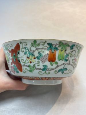A Chinese famille rose 'butterflies and melons' bowl, Chenghua mark, 19th C. — 照片 4