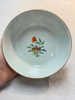 A Chinese famille rose 'butterflies and melons' bowl, Chenghua mark, 19th C. — 照片 5