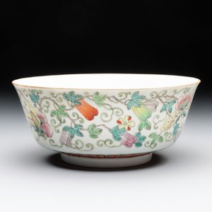 A Chinese famille rose 'butterflies and melons' bowl, Chenghua mark, 19th C. — 照片 2