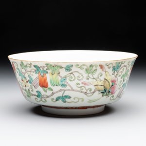 A Chinese famille rose 'butterflies and melons' bowl, Chenghua mark, 19th C. — 照片 3