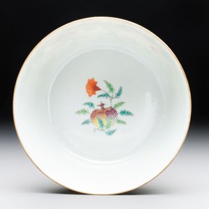 A Chinese famille rose 'butterflies and melons' bowl, Chenghua mark, 19th C. — 照片 5