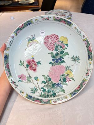 A Chinese famille rose 'butterfly among flowers' dish, Yongzheng — foto 1