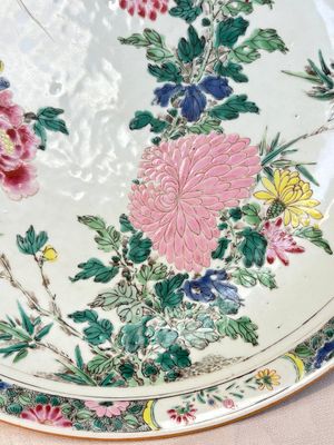A Chinese famille rose 'butterfly among flowers' dish, Yongzheng — foto 2