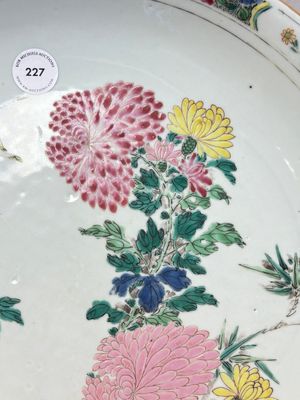 A Chinese famille rose 'butterfly among flowers' dish, Yongzheng — foto 3