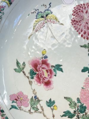 A Chinese famille rose 'butterfly among flowers' dish, Yongzheng — foto 4