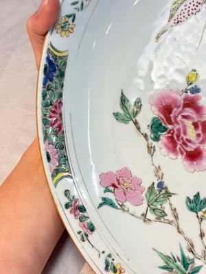 A Chinese famille rose 'butterfly among flowers' dish, Yongzheng — foto 5